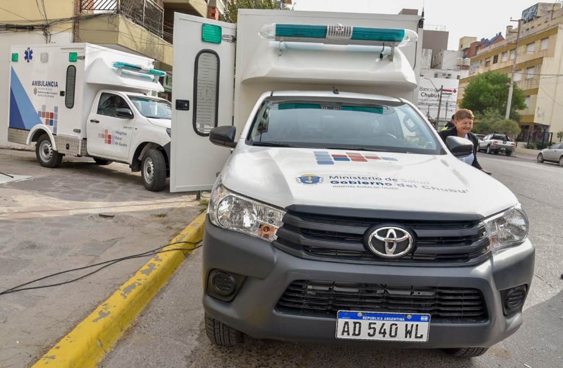 Arcioni y Sastre entregaron dos ambulancias a hospitales rurales