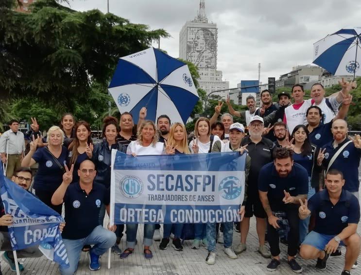 Más sindicatos piden un paro general contra Macri