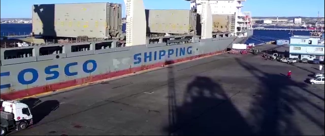 Siguen arribando aerogeneradores al Muelle Storni