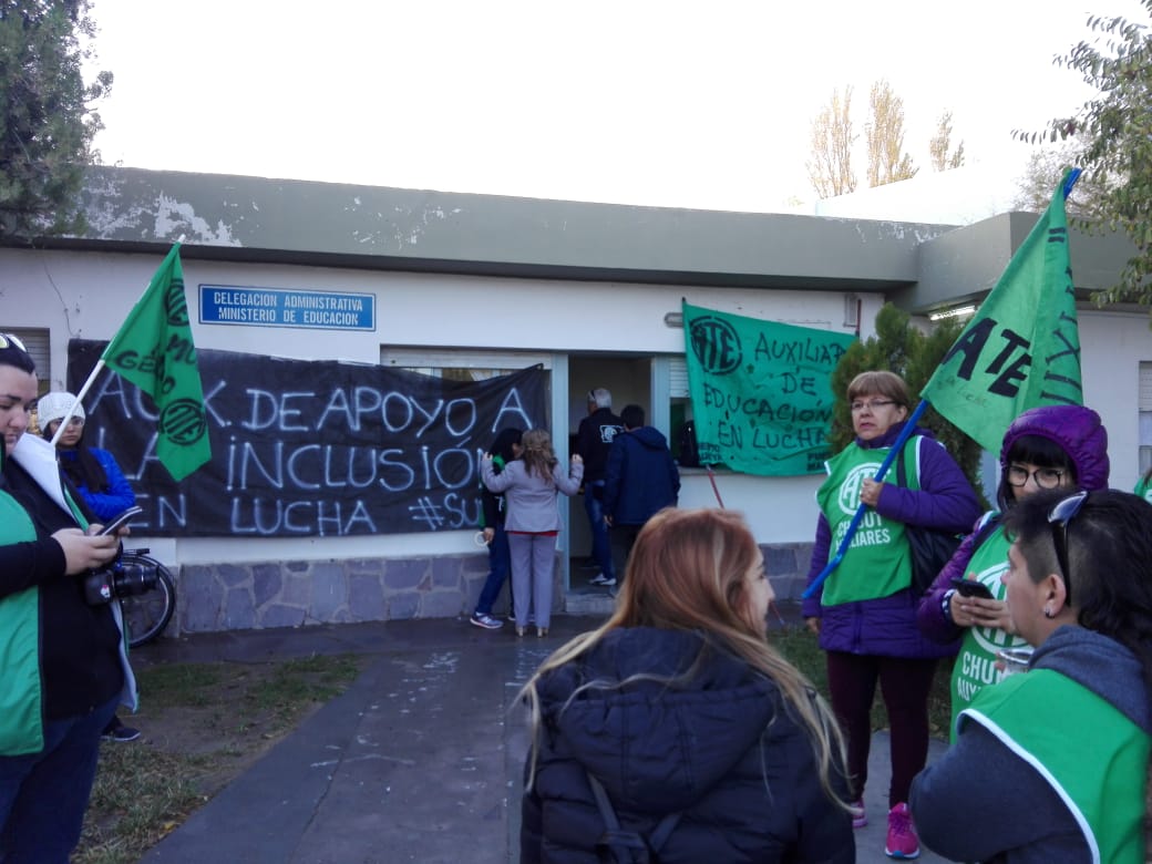 Auxiliares de apoyo a la inclusión se movilizaron hasta Delegación Administrativa