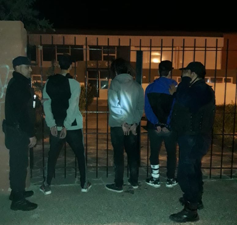 Tres jóvenes detenidos por intentar prender fuego una escuela
