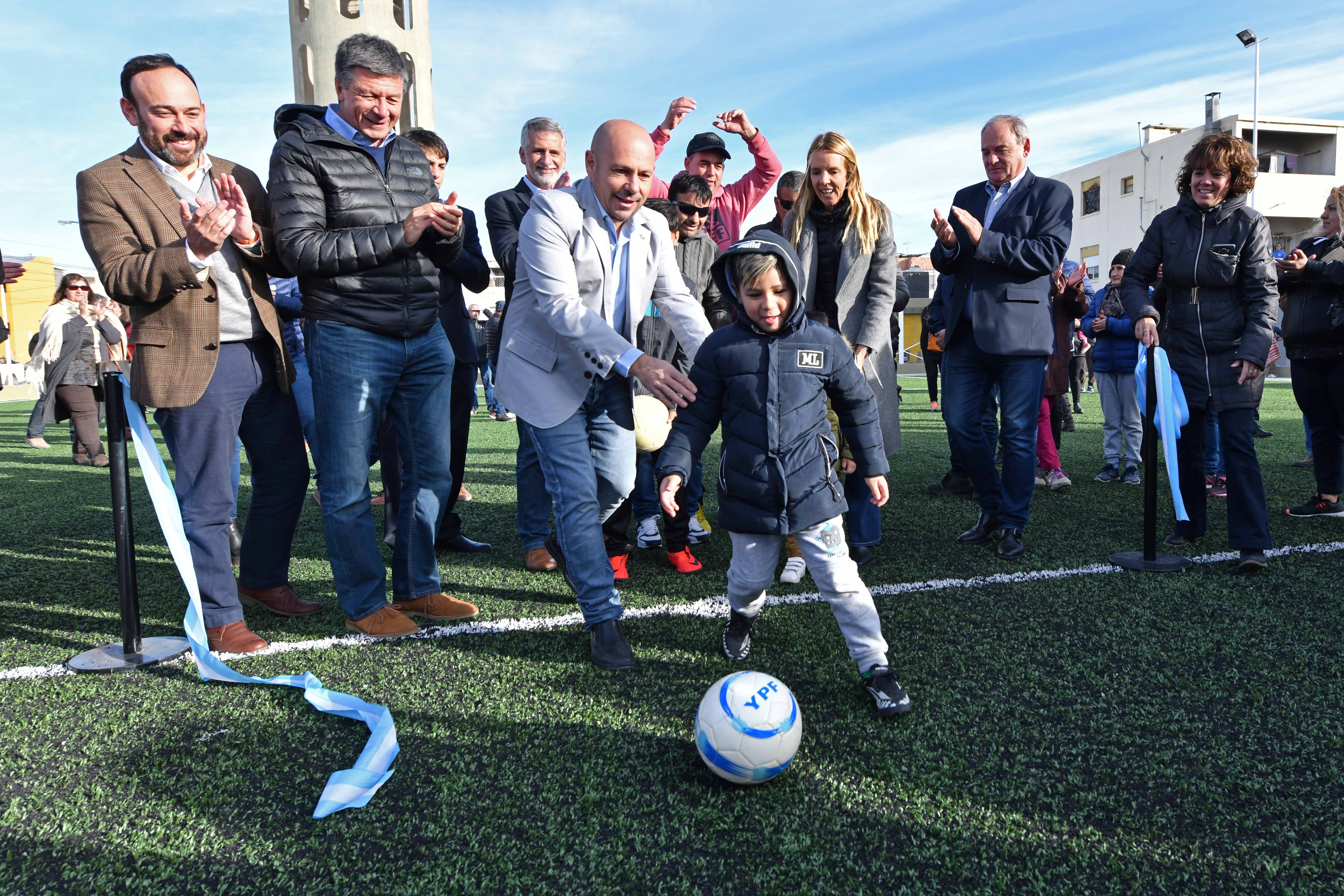 Quedó inaugurada la cancha de fútbol del barrio Ruca Hue