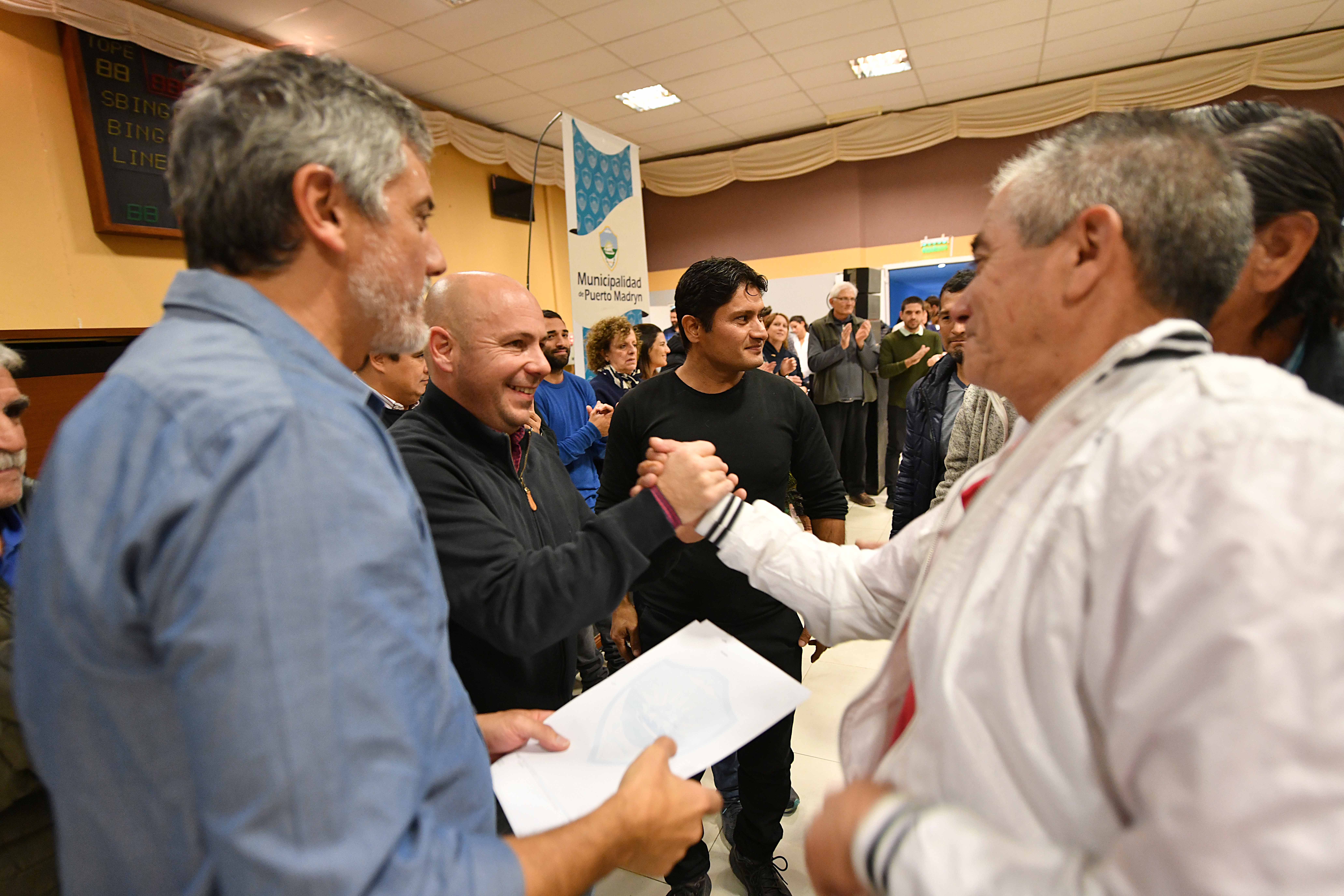 ENTREGA DE TÍTULOS: “TRABAJAMOS CODO A CODO CON LA GENTE”