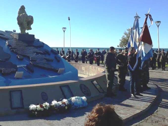 SENTIDO HOMENAJE A LOS CAÍDOS EN MALVINAS
