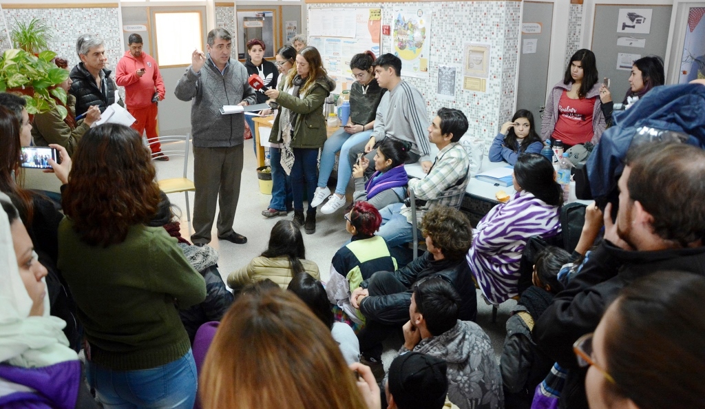 LOS ALUMNOS DE LA ESCUELA DE ARTE RECIBIERON AL MINISTRO DE EDUCACIÓN