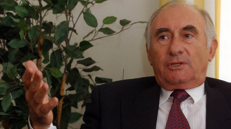 MURIÓ FERNANDO DE LA RÚA