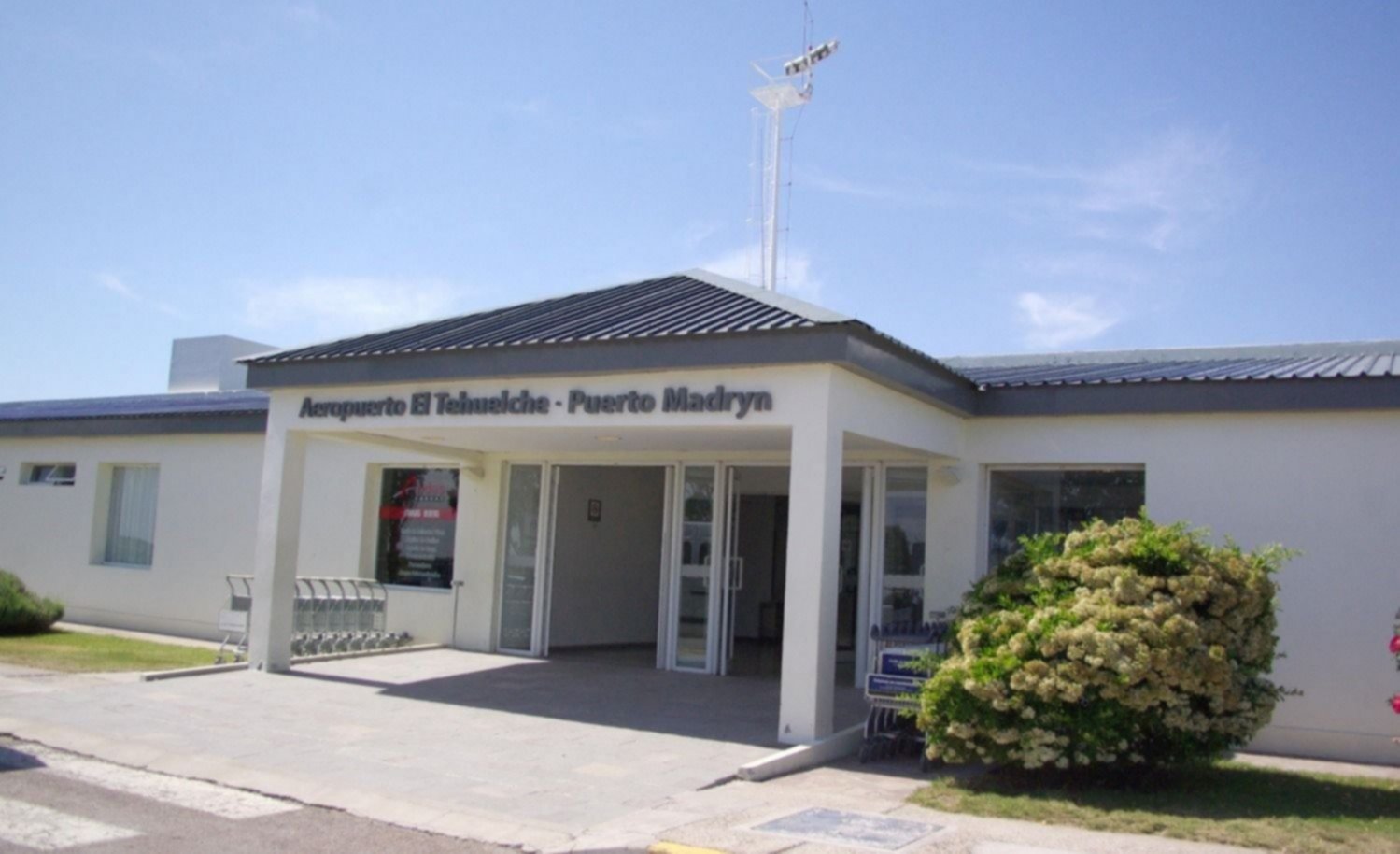 SASTRE VIAJA A REALIZAR GESTIONES POR EL AEROPUERTO “EL TEHUELCHE”