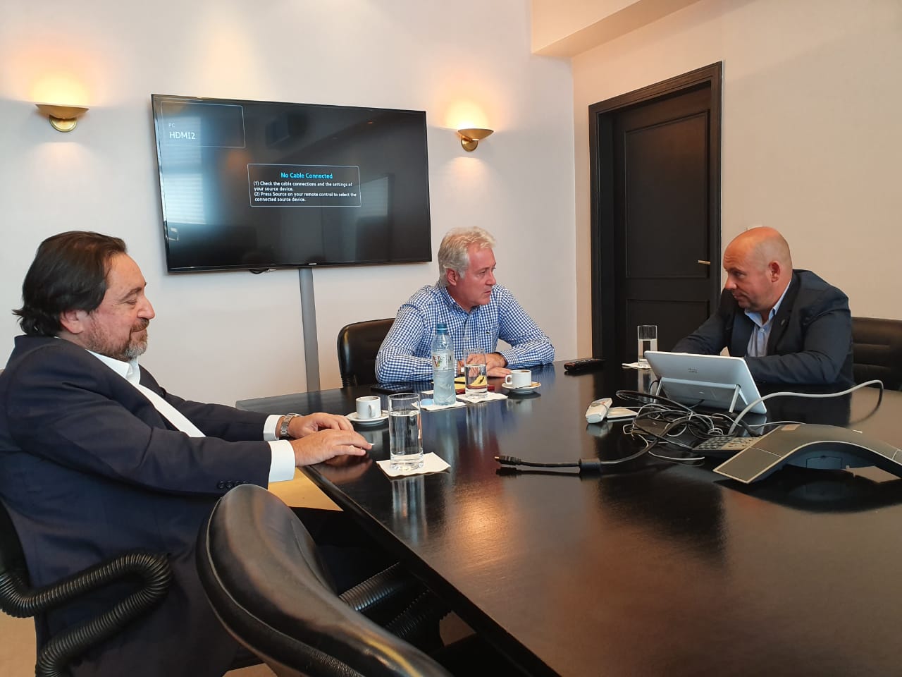 SASTRE FUE RECIBIDO POR AUTORIDADES DE AEROPUERTOS ARGENTINA 2000