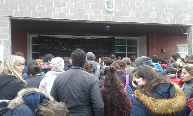 MULTITUDINARIO FESTIVAL Y OLLA POPULAR EN LA ESCUELA 789