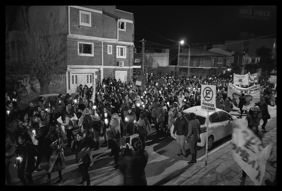 DOCENTES Y ESTUDIANTES REALIZARON LA MARCHA DE LAS ANTORCHAS