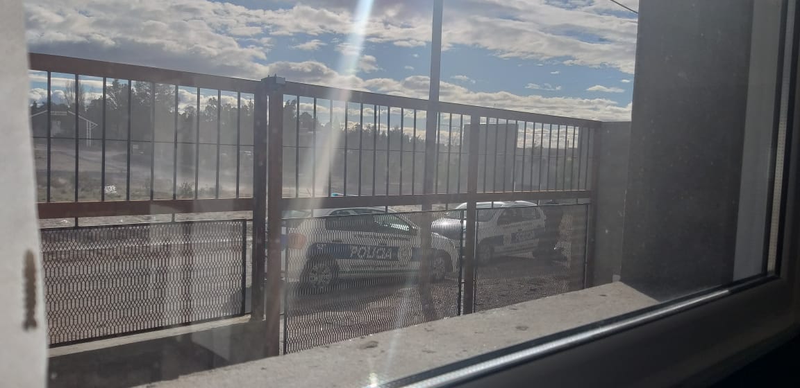 TOCÓ LA PUERTA Y AL VER A UN HOMBRE SALIÓ CORRIENDO