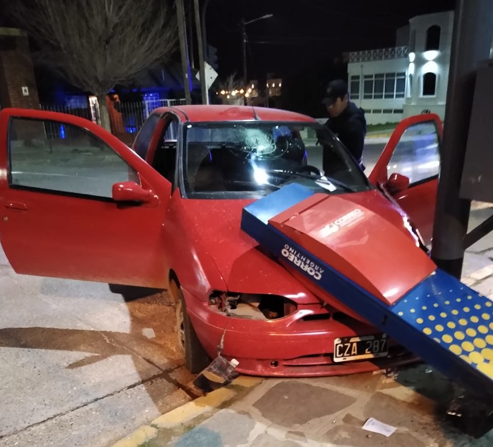 CHOCARON CONTRA UN SEMÁFORO POR ESQUIVAR UN PERRO