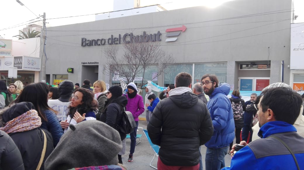 DOCENTES REALIZARON OLLA POPULAR FRENTE AL BANCO DEL CHUBUT