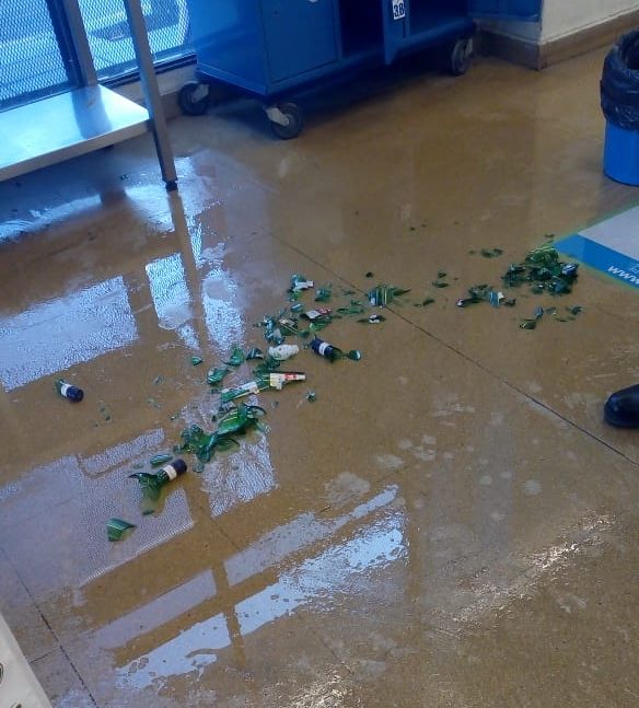 QUISO LLEVARSE ALCOHOL SIN PAGAR, SE PUSO AGRESIVO Y LO DETUVIERON