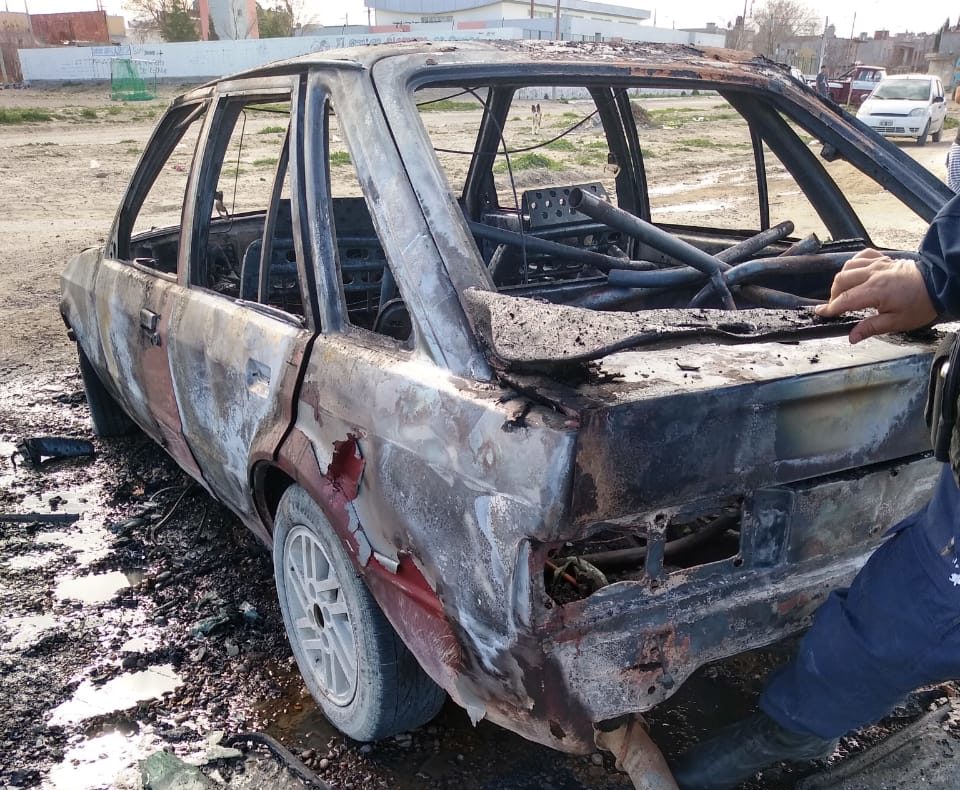 INCENDIO DE AUTO EN EL PARQUE INDUSTRIAL LIVIANO