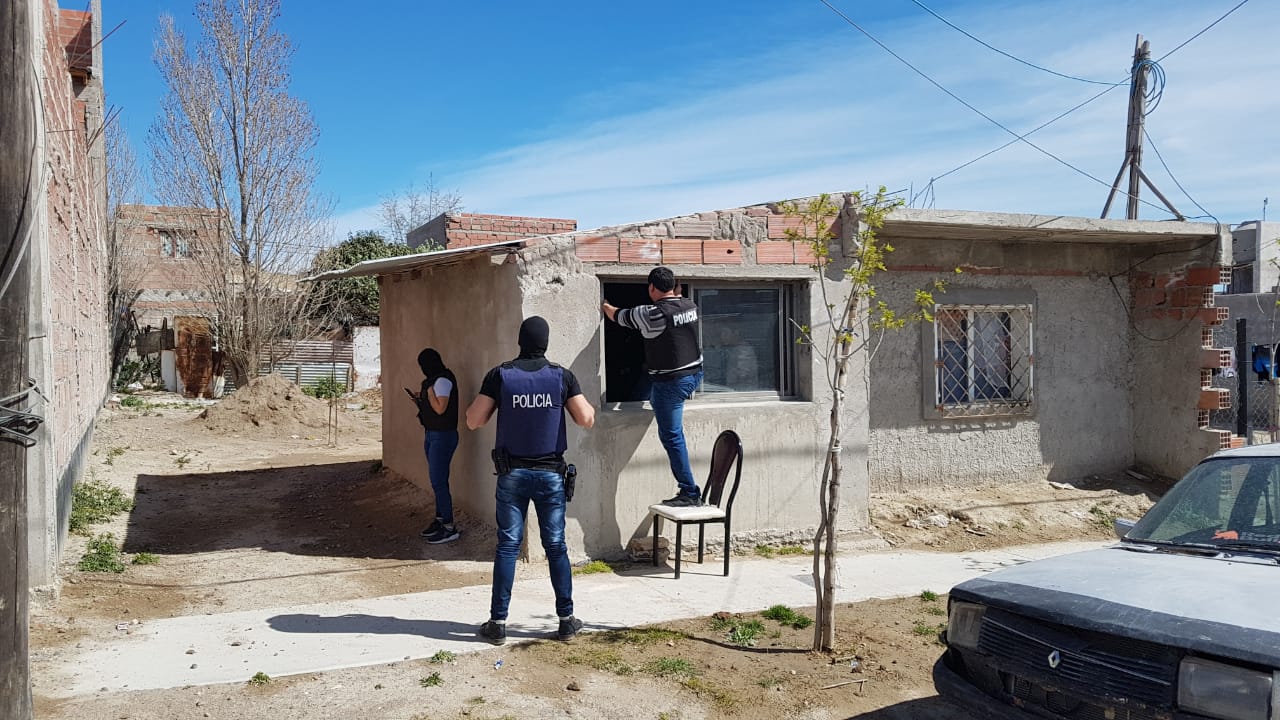 SECUESTRARON DINERO EN EFECTIVO Y UNA CAJA REGISTRADORA