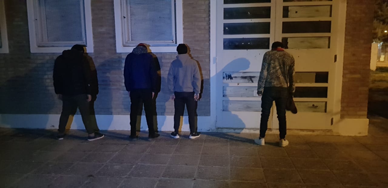 CUATRO MENORES DEMORADOS POR ROMPER VENTANAS DE LA ESCUELA 46