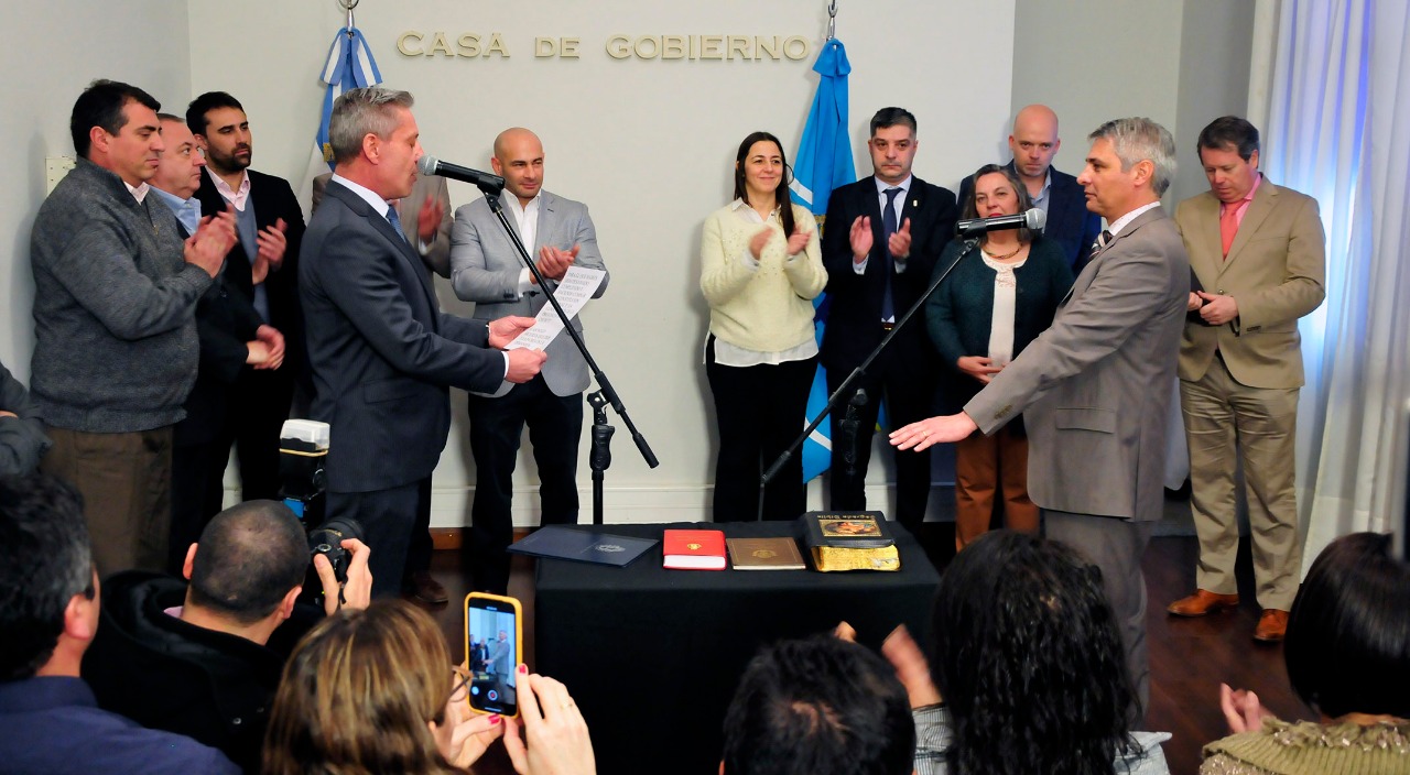 ARCIONI LE TOMÓ JURAMENTO AL NUEVO MINISTRO DE EDUCACIÓN