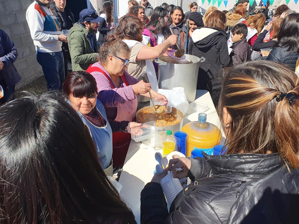 MAESTROS REALIZARON OLLA POPULAR EN SU DÍA