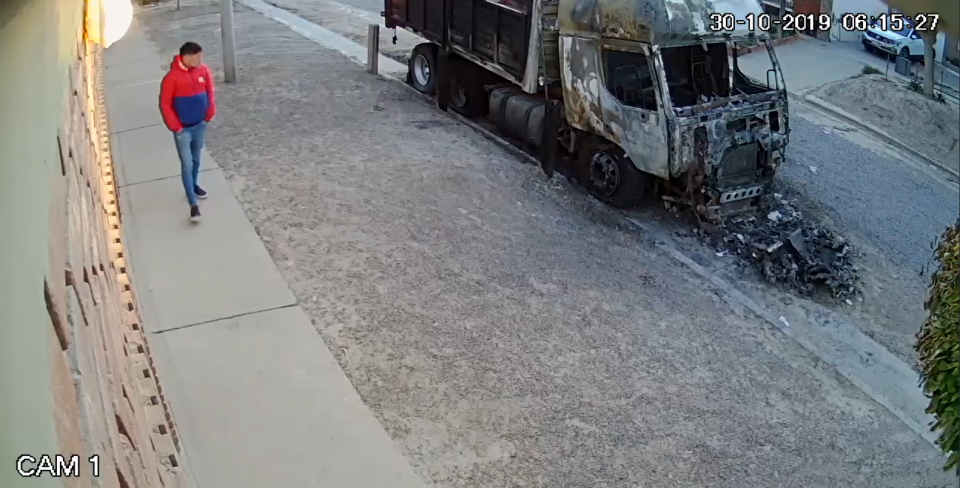 INCENDIÓ UN CAMIÓN, AL OTRO DÍA VOLVIÓ Y SALUDÓ AL DAMNIFICADO