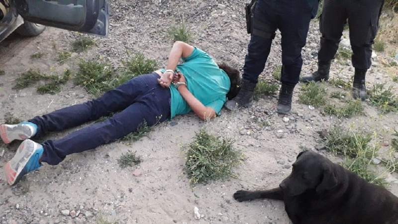 LO DETUVIERON POR GOLPEAR AUTOS Y DESCUBIREON QUE TENÍA UN ARMA