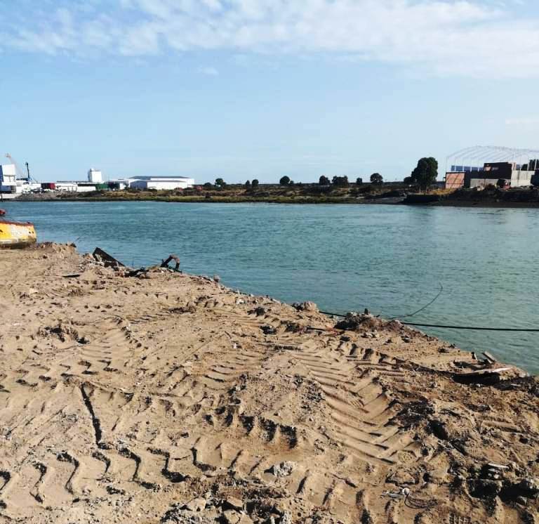 CONTINÚA EN PLENA EJECUCIÓN EL PLAN DE LIMPIEZA EN EL PUERTO DE RAWSON