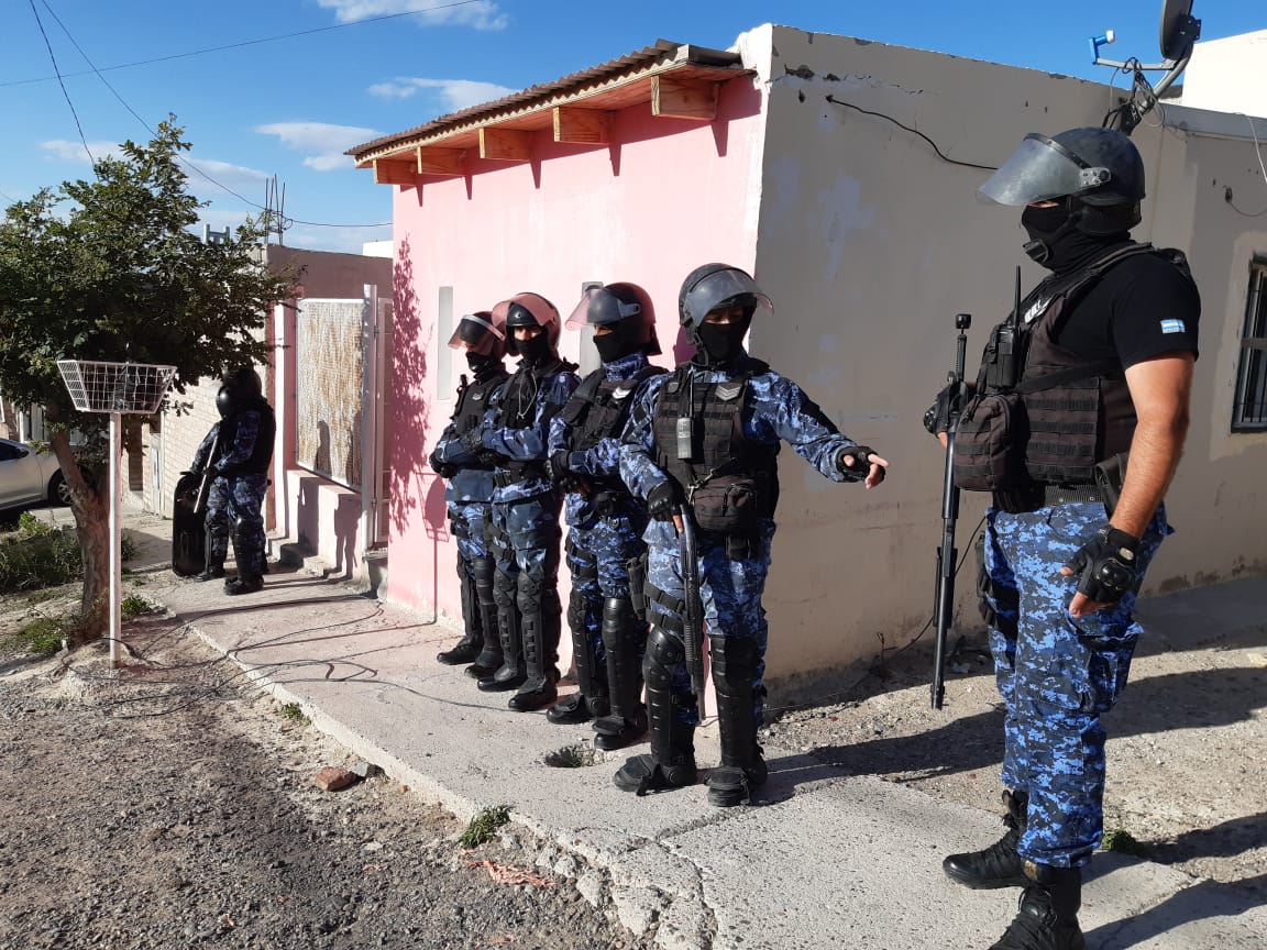 TRES JÓVENES DETENIDOS POR ROBO CON ARMAS