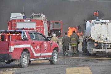 NO CESA: AVANZA EL FUEGO Y YA EVACUARON A TODOS LOS VECINOS DE LA ZONA