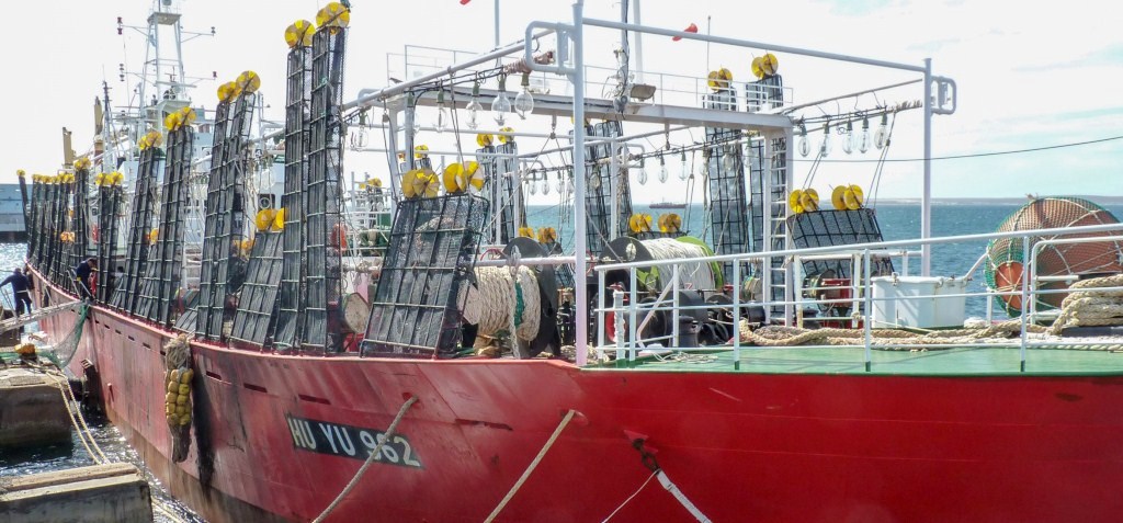 COMENZARON A LLEGAR LOS PRIMEROS BUQUES POTEROS DE LA TEMPORADA