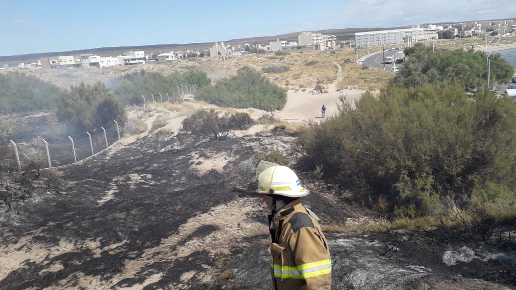 BOMBEROS APAGARON INCENDIO EN INMEDIACIONES AL ACA
