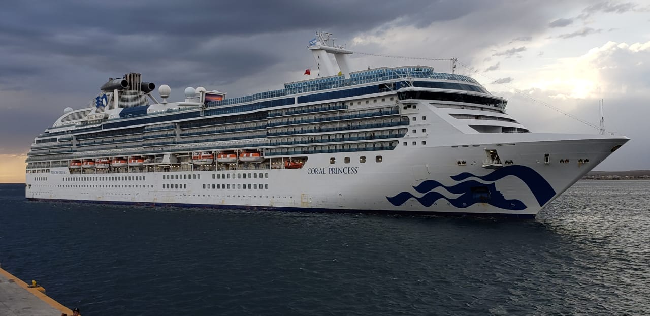 AMARRÓ EL CORAL PRINCESS