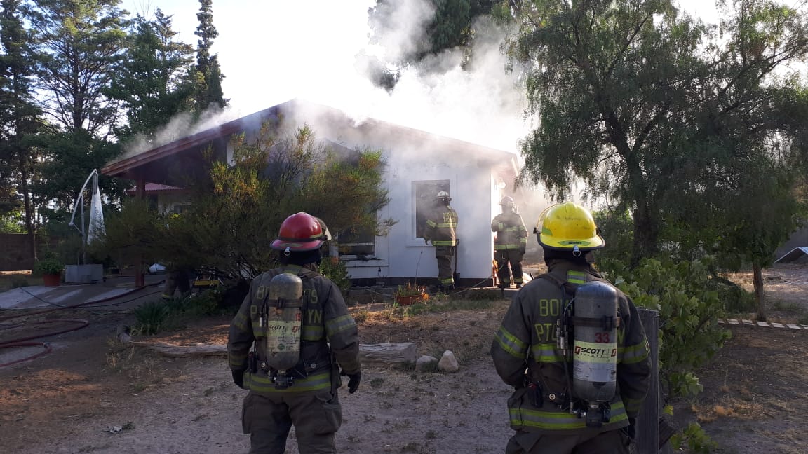 BOMBEROS SOFOCARON INCENDIO EN UN DOMICILIO UBICADO EN QUINTAS DEL MIRADOR