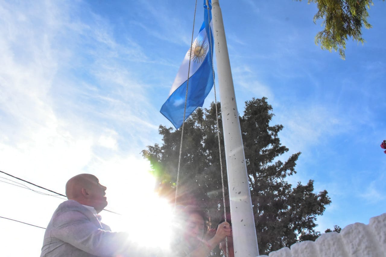SASTRE ENCABEZÓ EL ACTO ANIVERSARIO DE LA CREACIÓN Y LA PRIMERA JURA DE LA BANDERA NACIONAL