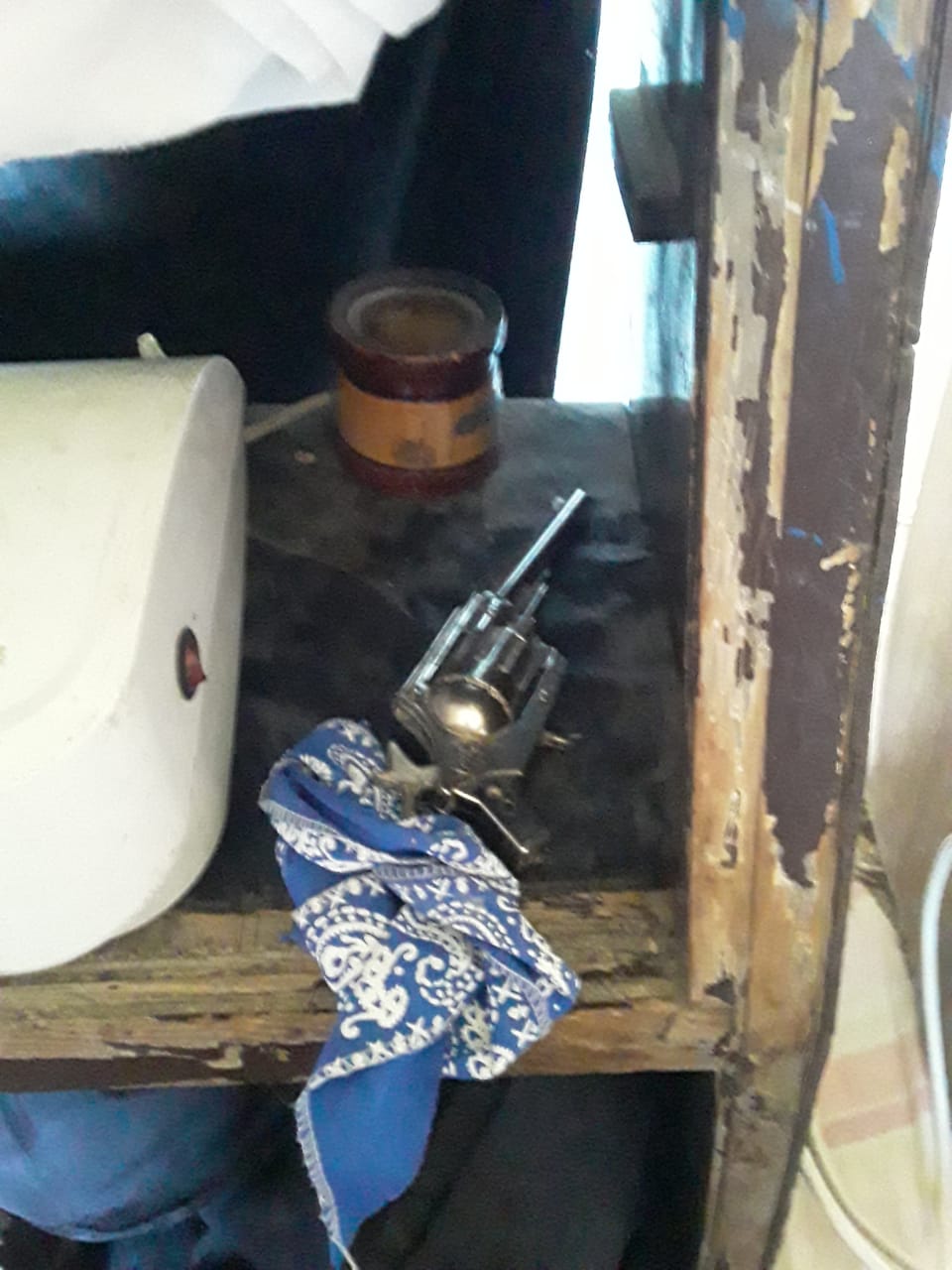 LE APUNTARON CON UN ARMA TRAS VISITAR A SU PRIMA