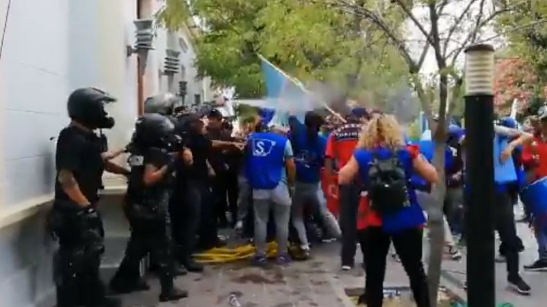 POLICÍA REPRIMIÓ MANIFESTACIÓN CON GAS LACRIMÓGENO