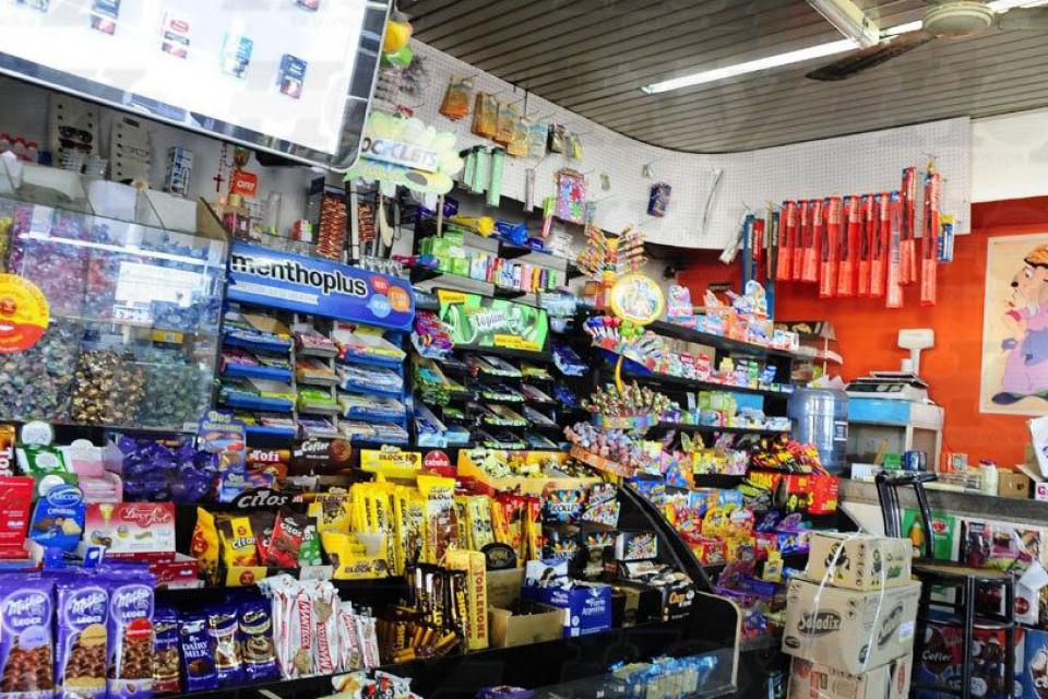 RESTRINGEN EL HORARIO DE ATENCIÓN DE KIOSCOS Y MERCADOS