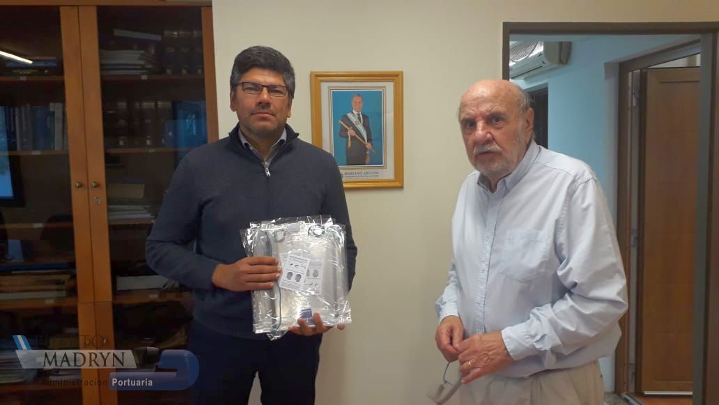 CON MÁSCARAS DE PROTECCIÓN PARA LOS INSPECTORES DE LA SECRETARÍA DE PESCA DE LA PROVINCIA