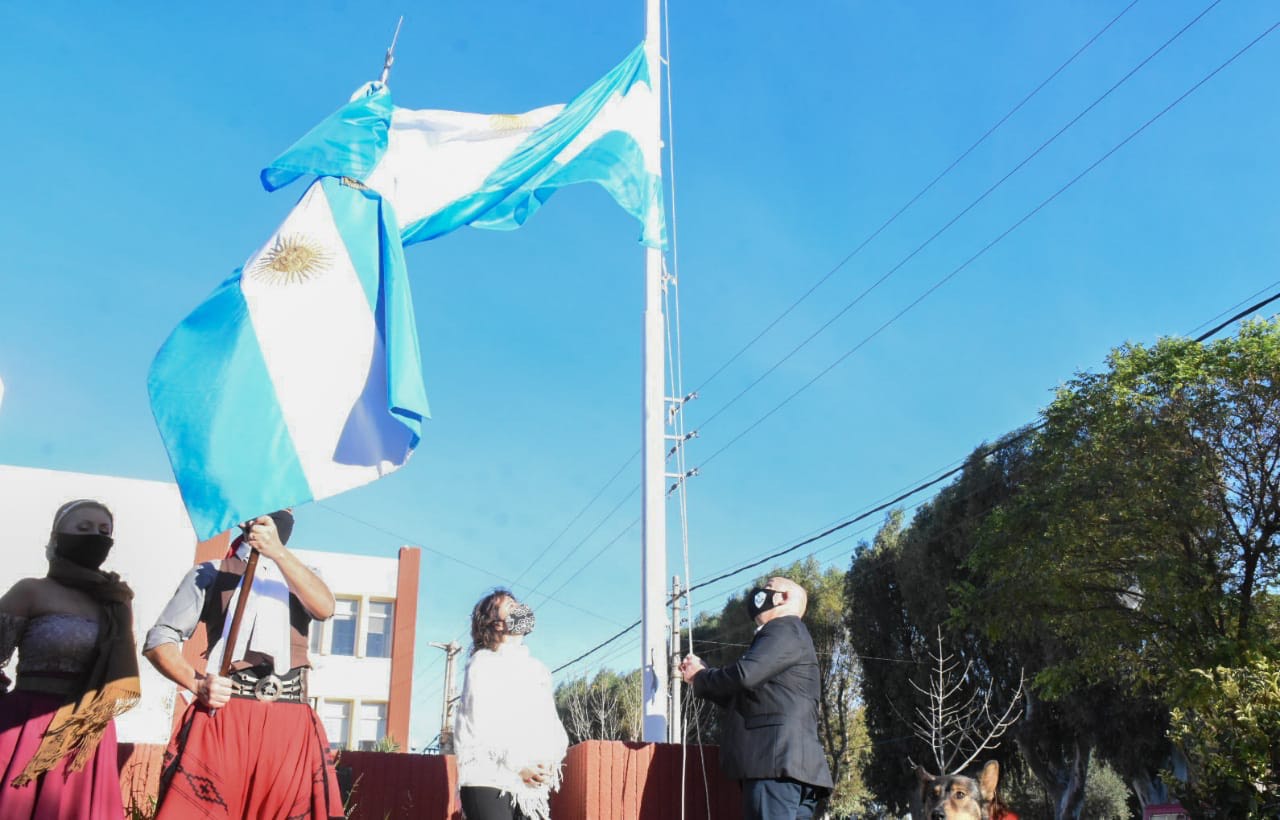 GUSTAVO SASTRE ENCABEZÓ ACTO POR EL 25 DE MAYO