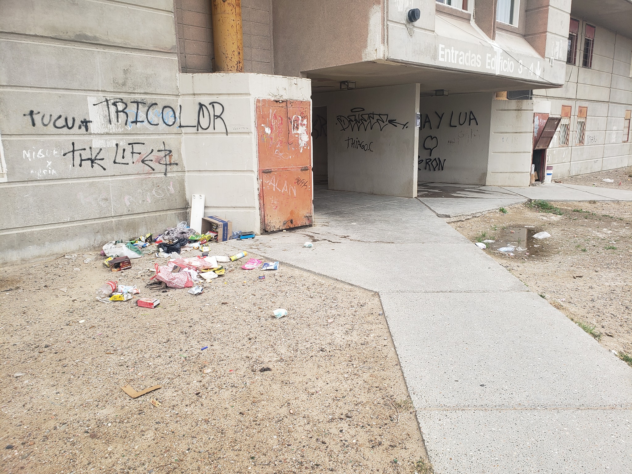 MALESTAR EN EL BARRIO ROCA: DESCONOCIDOS ARROJARON BASURA EN LA VÍA PÚBLICA