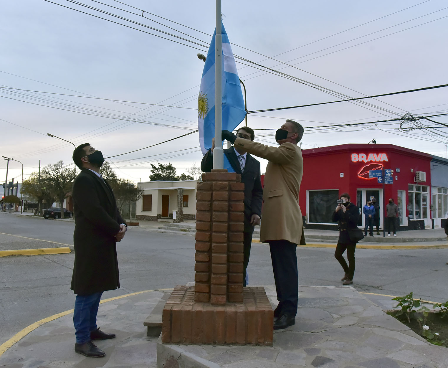 ARCIONI Y BISS IZARON LA BANDERA EN RAWSON