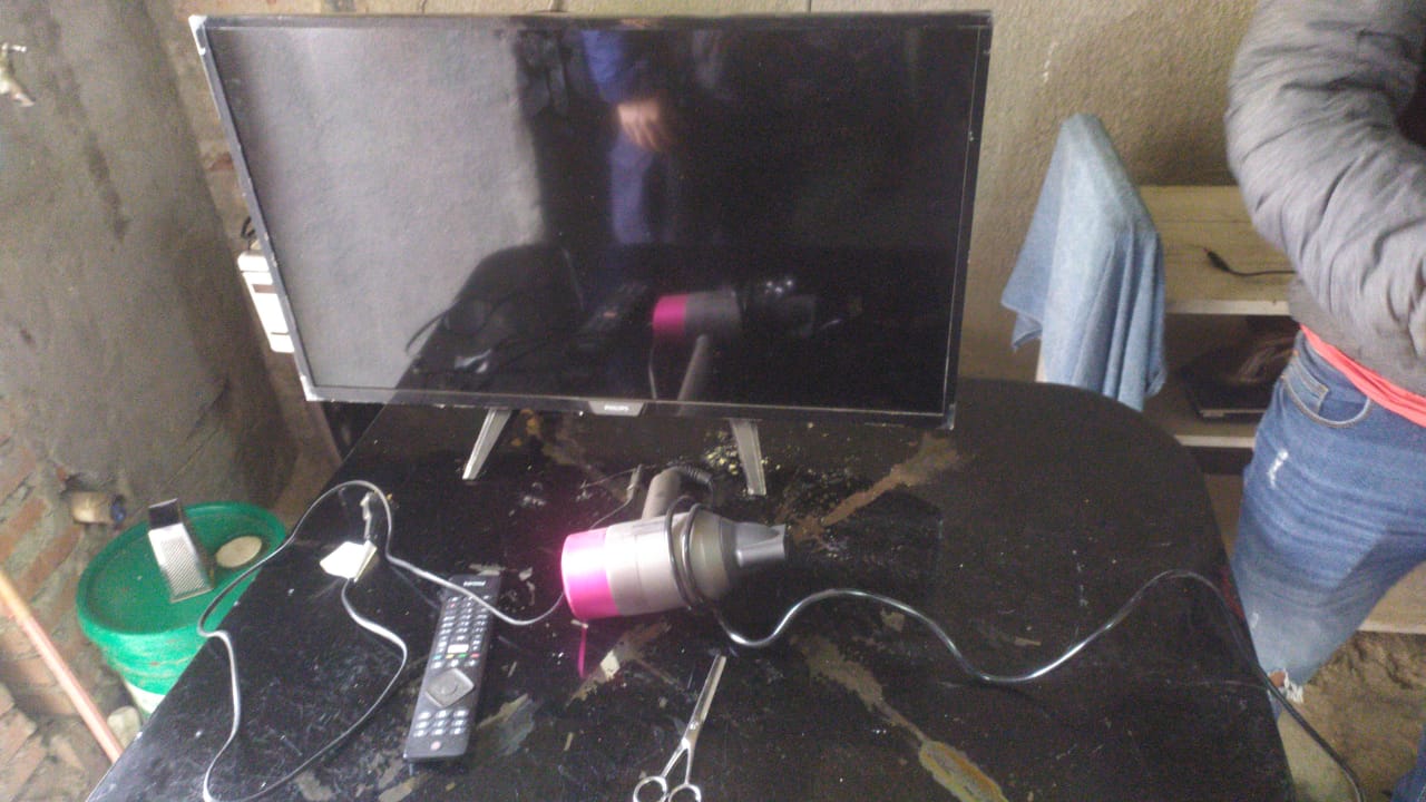 POLICÍA ALLANÓ VIVIENDA Y RECUPERÓ ELEMENTOS DE PELUQUERÍA Y TELEVISOR