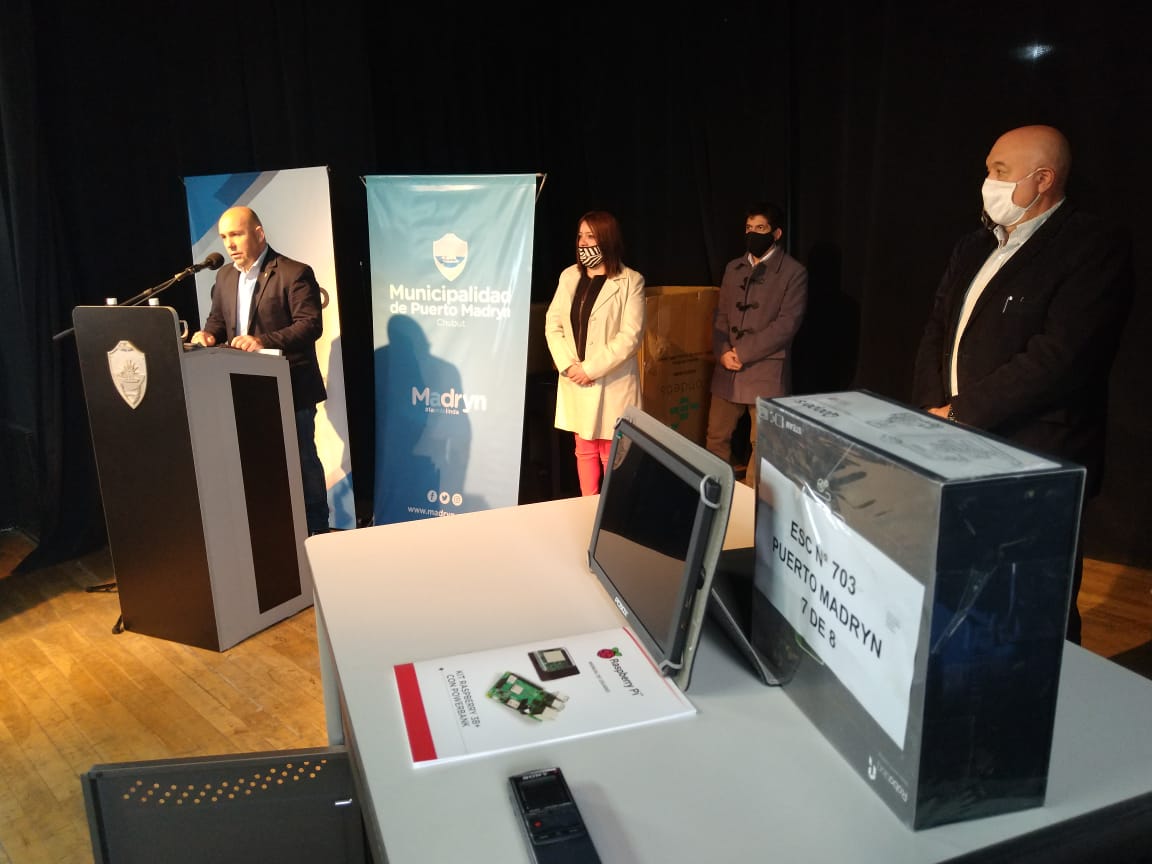 ENTREGA DE COMPUTADORAS Y KITS DE ROBÓTICA A ESCUELAS DE MADRYN