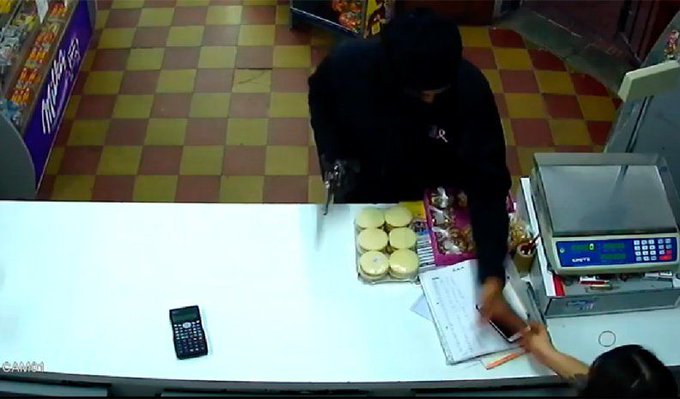 CORRIÓ A LOS LADRONES CON UN CUCHILLO