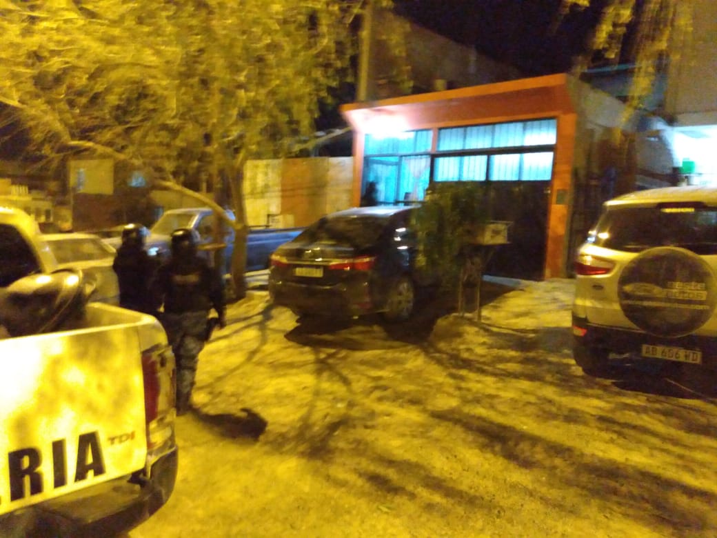 DENUNCIA QUE SU EX PAREJA LE DISPARÓ DESDE UN AUTO