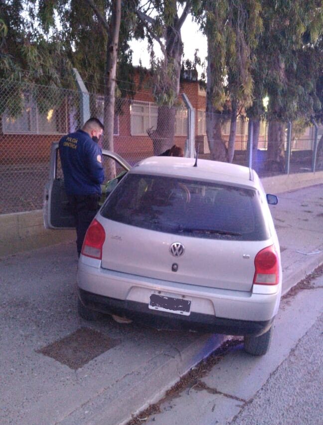 LE FALLÓ EL FRENO DE MANO Y APARECIÓ A VARIOS METROS DE SU DOMICILIO