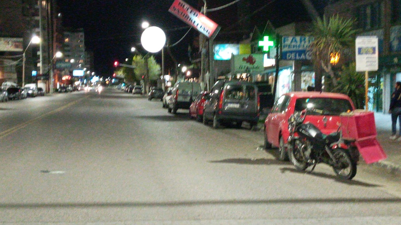 CHOCÓ CONTRA UN AUTO ESTACIONADO Y SE FRACTURÓ EL FÉMUR