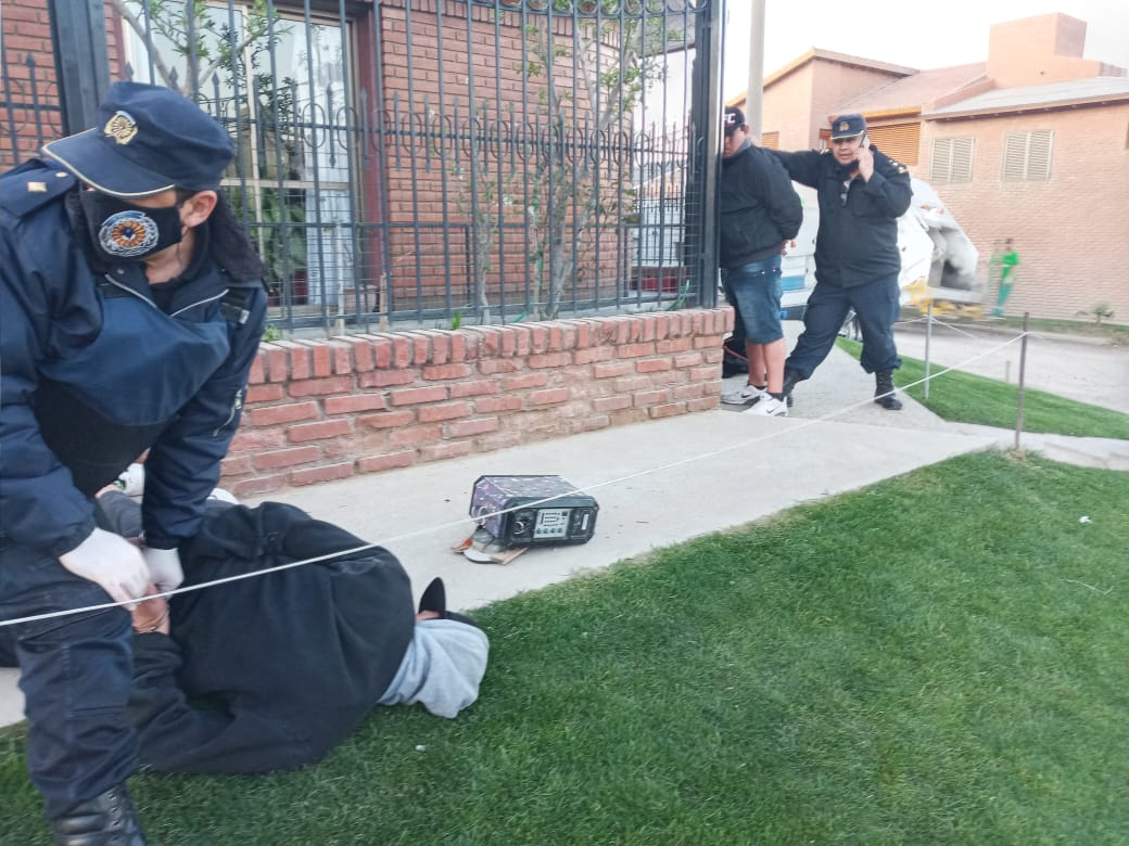 LOS ASALTARON CON UN CUCHILLO EN PLENA CALLE