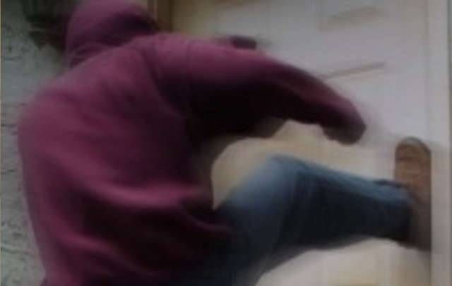 LE PATEÓ LA PUERTA E INTENTÓ GOLPEARLO PORQUE NO LE PAGÓ EL ALQUILER