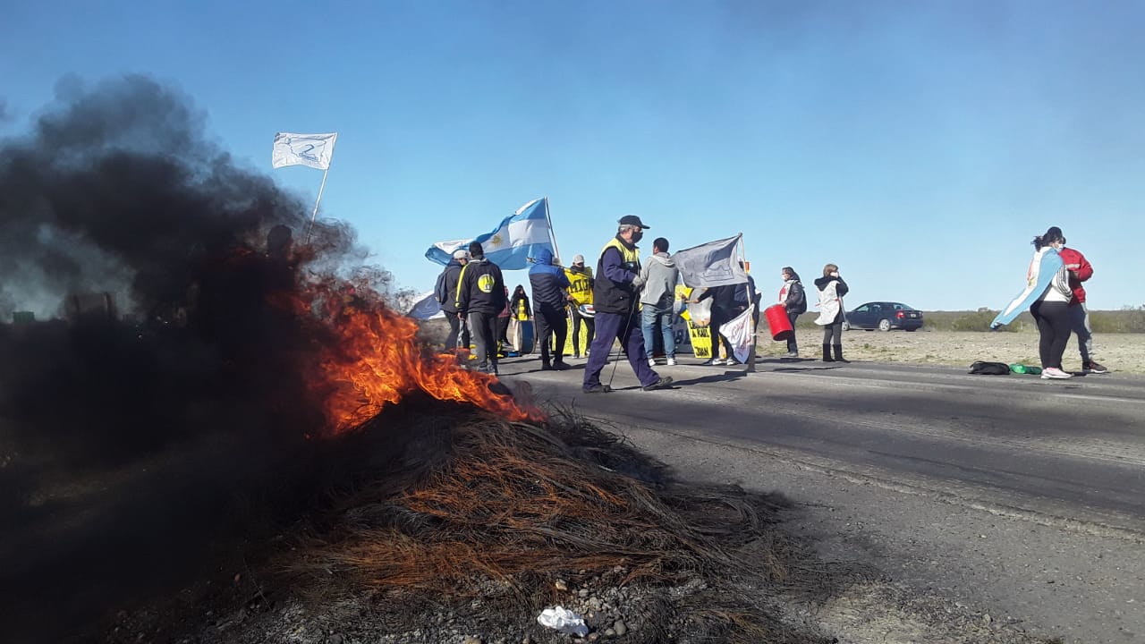 ESTATALES COMENZARON LA SEMANA CON CORTE DE RUTA