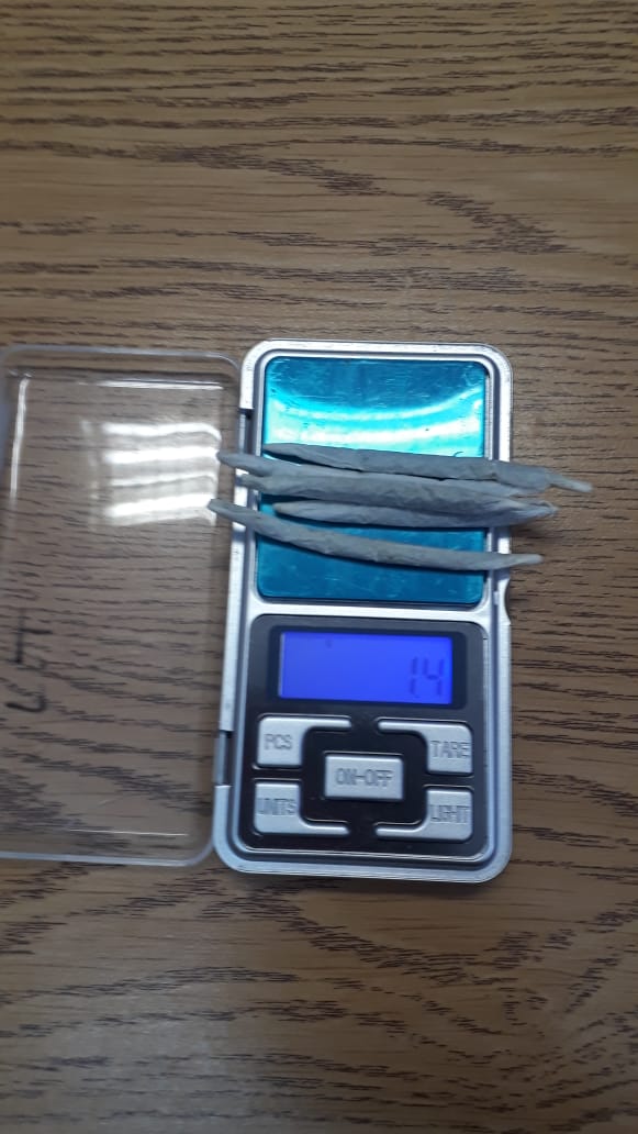 INTENTÓ LLEVARLE MARIHUANA A UN DETENIDO Y LO DESCUBRIERON